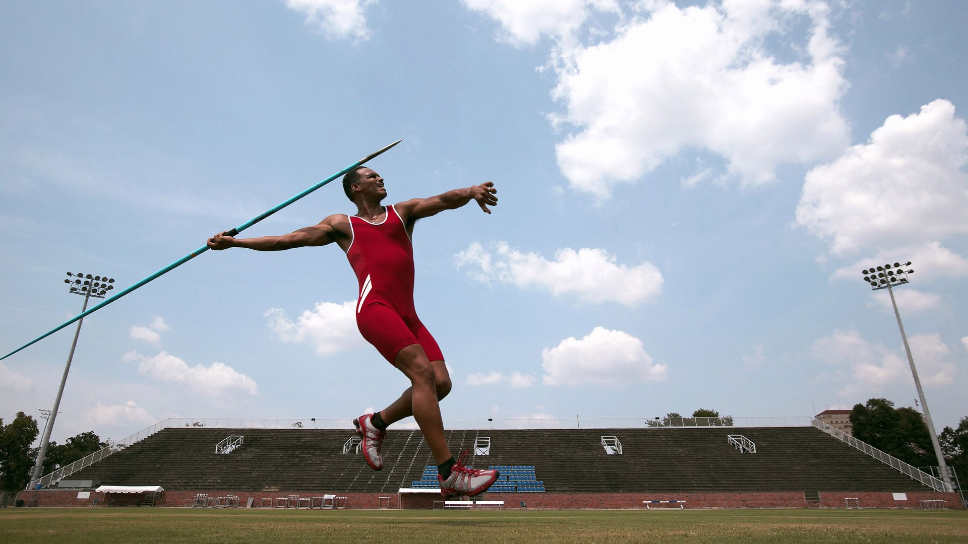 “壁球世界顶尖选手齐聚，挑战高新区全民健身馆赛场极限反应！”